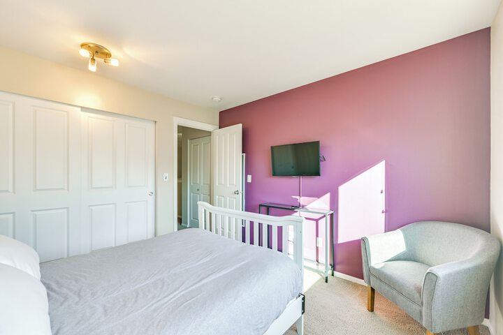 Spacious Kent Home Near Seatac Airport w / Patio