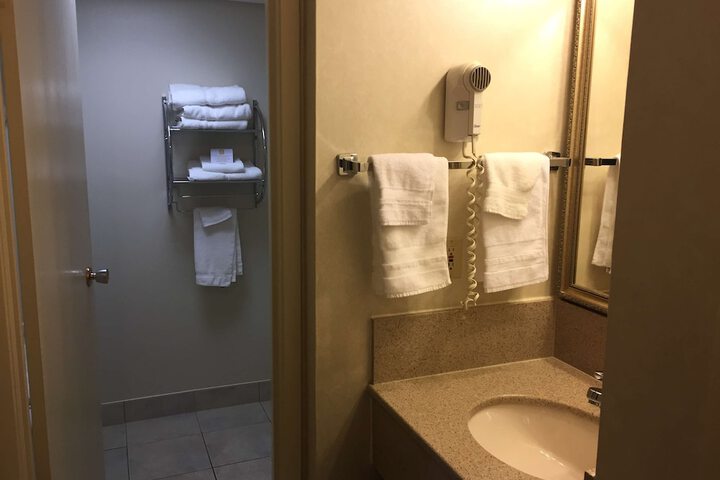 Room 25 of 40