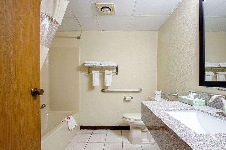 Room 32 of 38
