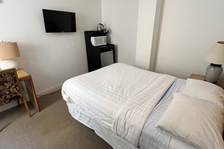 Room 25 of 28