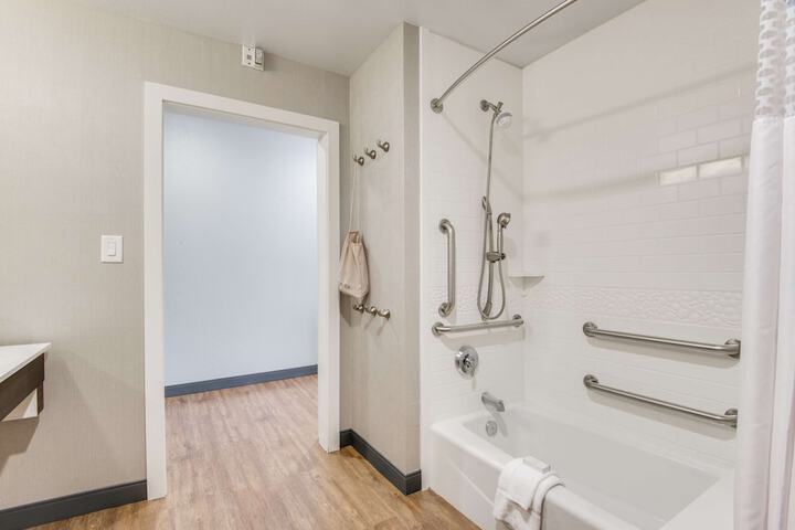 Hampton Inn & Suites Dallas / Ft. Worth Airport South