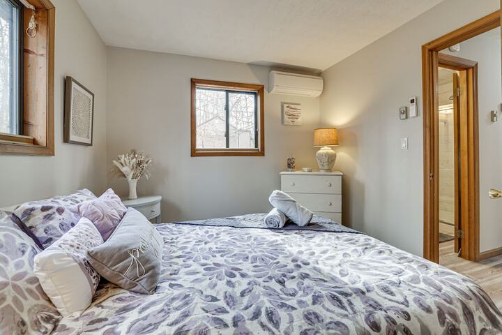 Pocono Pines Home w / Private Hot Tub!