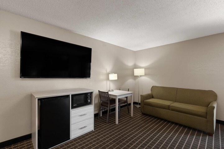 Super 8 by Wyndham Shepherdsville / Louisville South I65