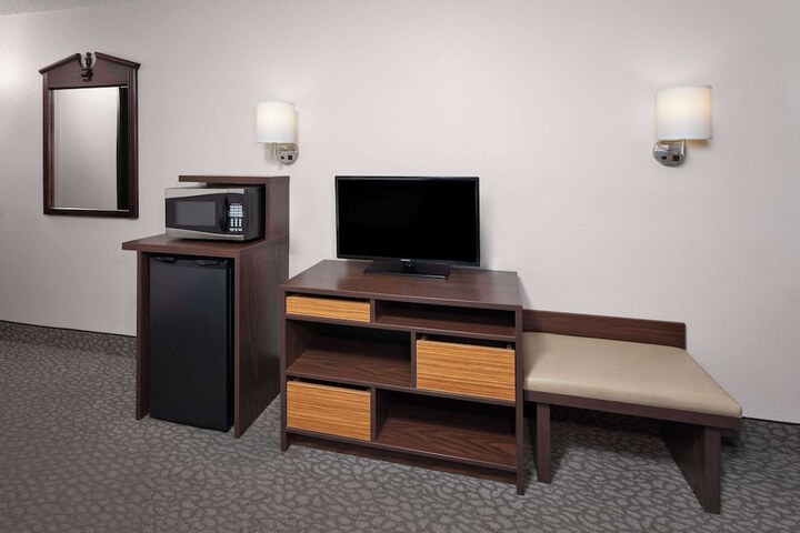 Super 8 by Wyndham Romeoville Bolingbrook