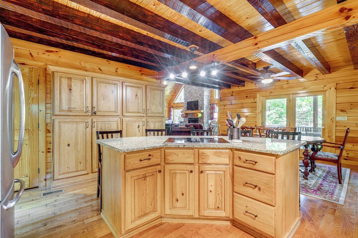 Hike Fish & Golf: Burnsville Retreat w / Deck!