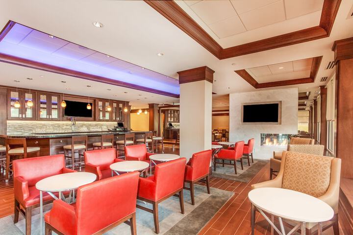 Lounge 22 of 24