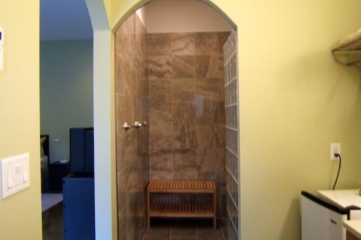 Room 33 of 47