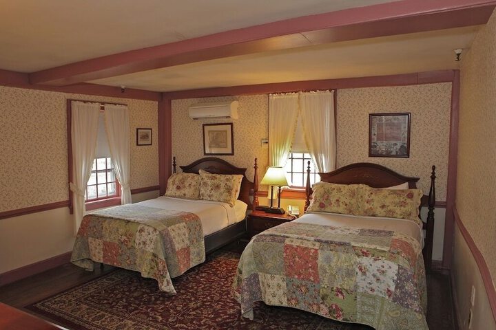 Publick House Historic Inn and Country Motor Lodge