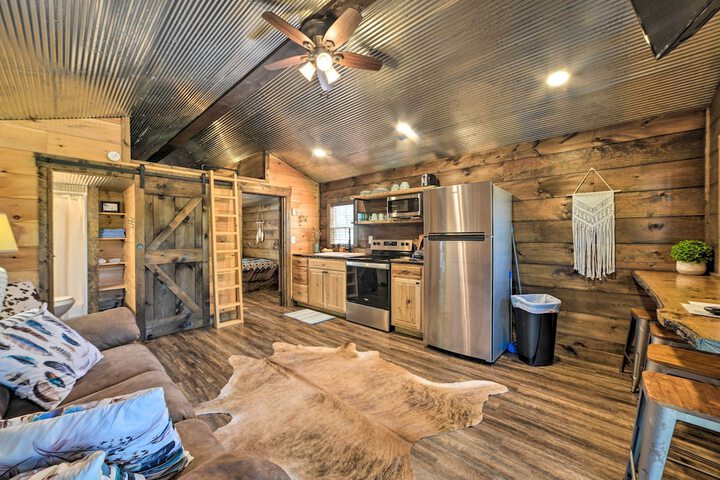 Rustic Dog-friendly Cabin w / Deck & Fire Pit!