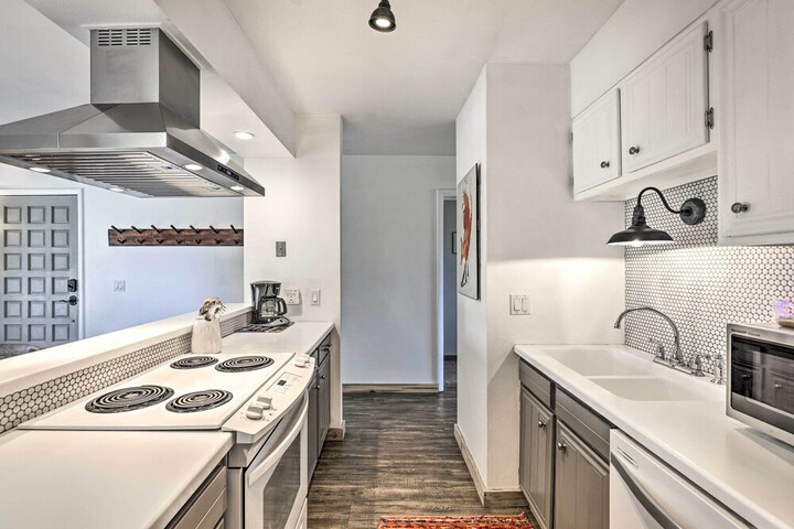 Condo w / Balcony & Views - Steps to Ski Shuttle!