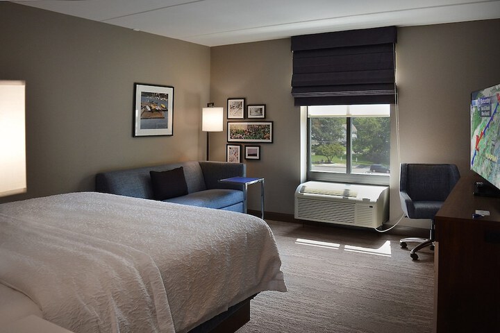 Hampton Inn & Suites Philadelphia / Media