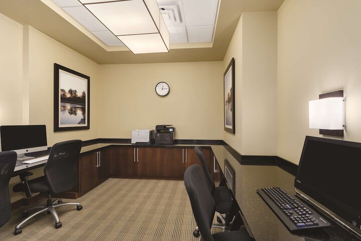 Business Center 101 of 101