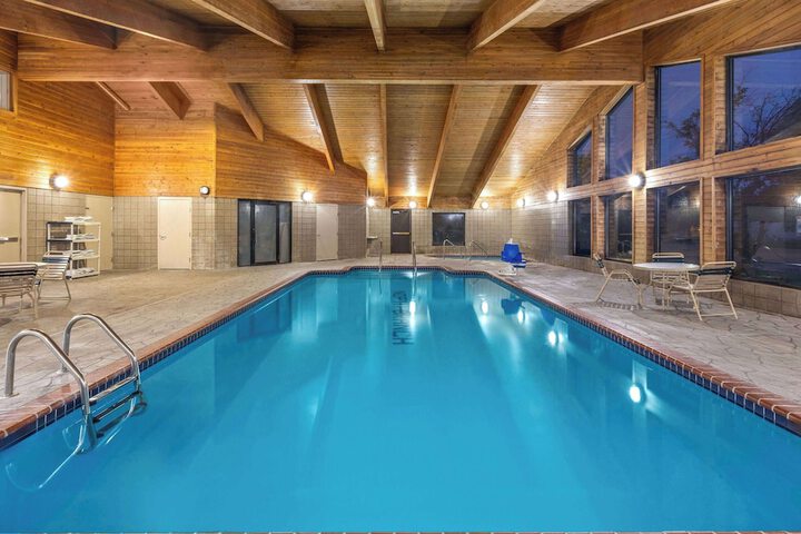 AmericInn by Wyndham North Branch