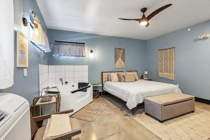 King suite with Jacuzzi West of St. Louis