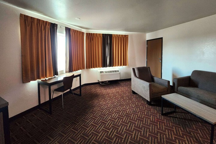 Room 10 of 28