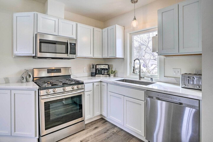 Cozy Plymouth Cottage w / Medicine Lake View!