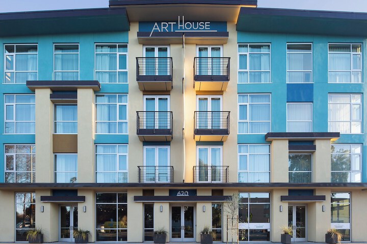 Art House Hotel and Suites