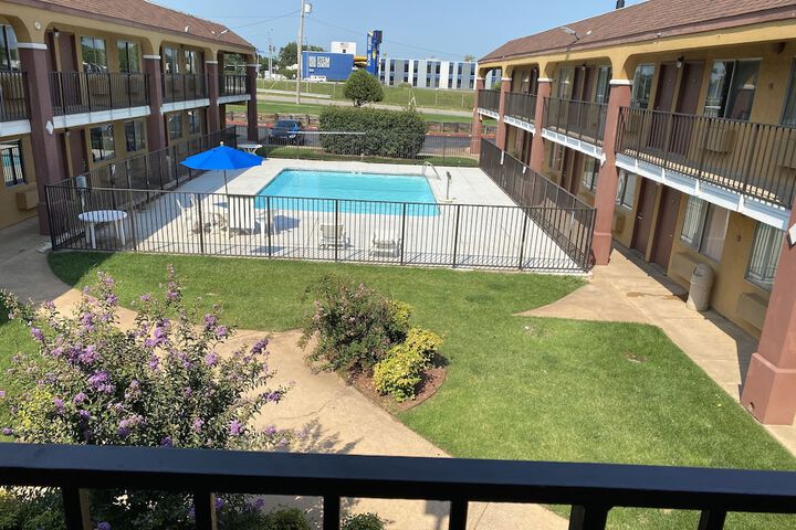 Super 8 by Wyndham Midwest City OK