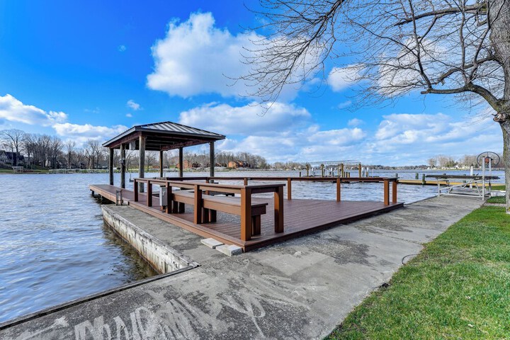 House on Paw Paw Lake w / Private Dock!