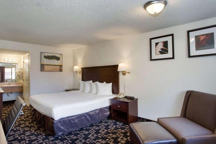 Room 11 of 40