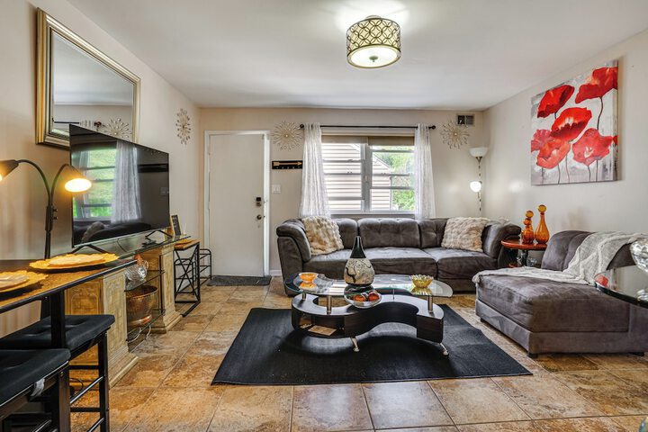 8 Mi to Long Beach: Cozy Apt w / Fenced Yard!