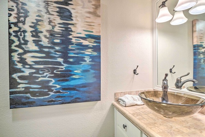 Horseshoe Bay Townhome w / Patio & Outdoor Pool!