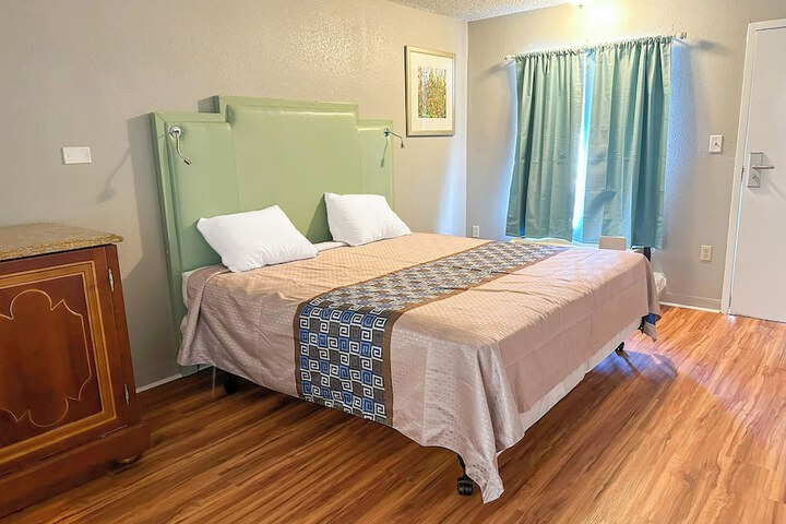 Room 33 of 67