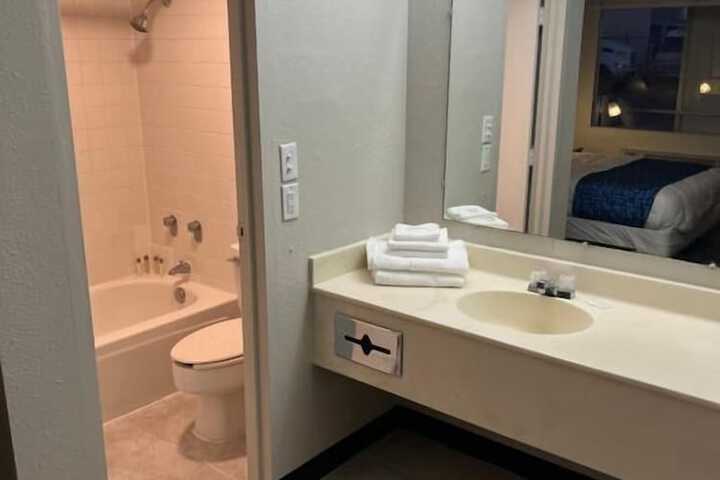 Room 6 of 8