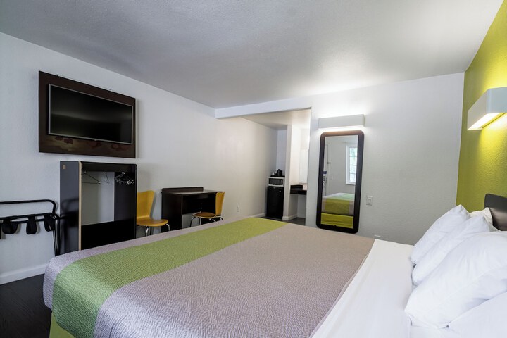 Room 33 of 43