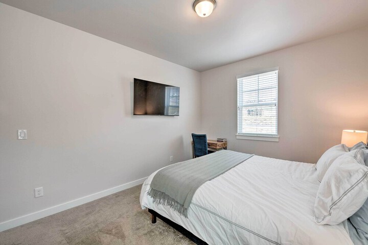 Inviting Hideout Townhome w / Balcony & Lake Views!