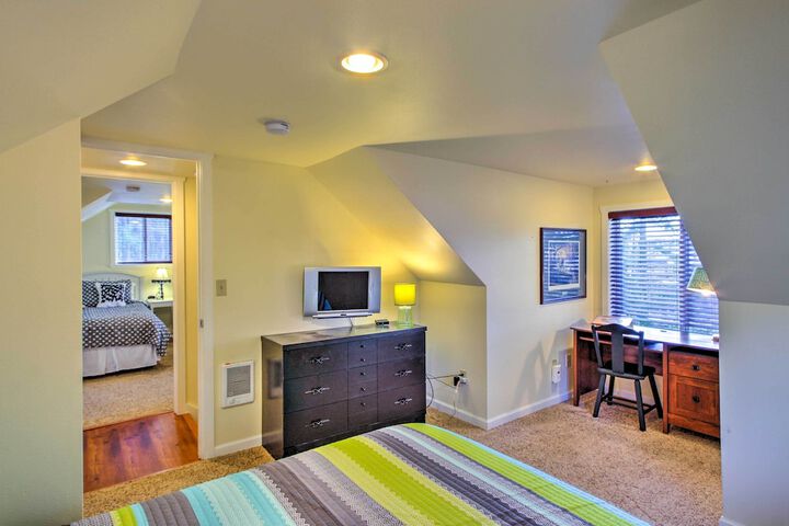 Peacock Hill Retreat on 1 Acre 1 Mi to Harbor