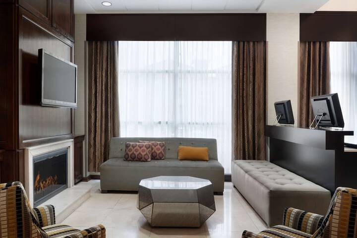 DoubleTree by Hilton Milwaukee - Brookfield