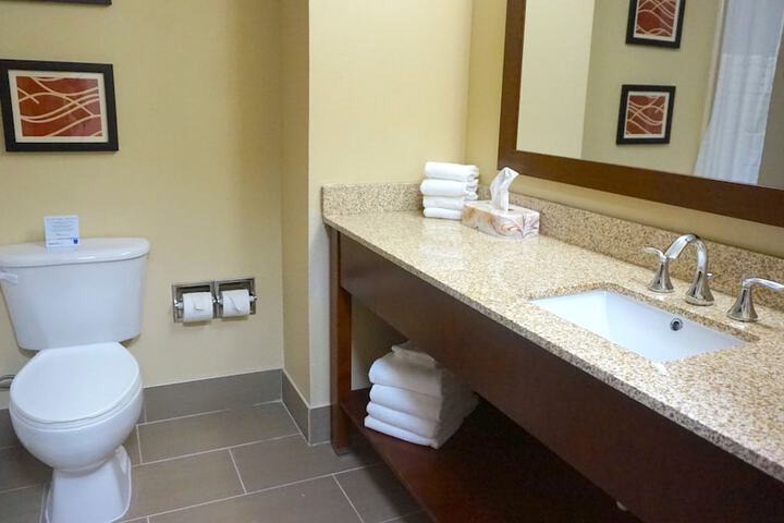 Comfort Inn & Suites Greenwood near University