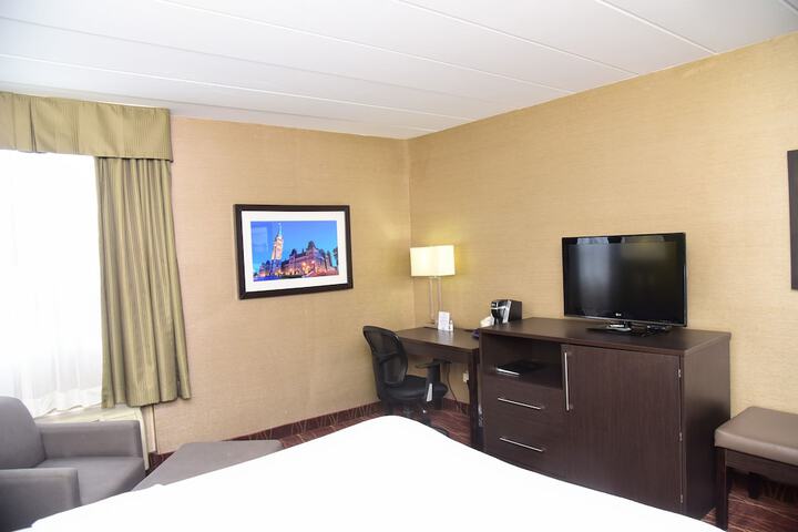 Room 5 of 43