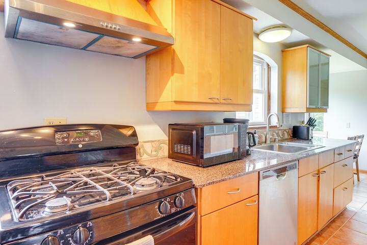 Pet-friendly New Berlin Retreat w / Patio & Yard!