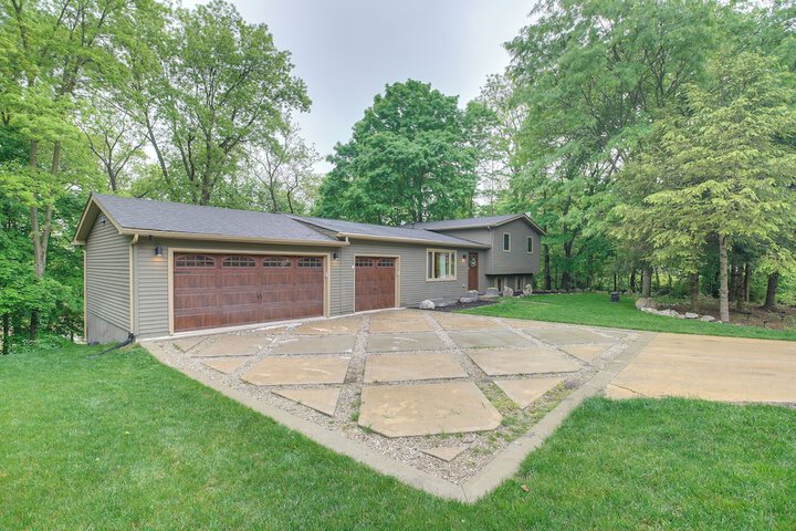 Spacious Riverfront Delaware Home w / Views