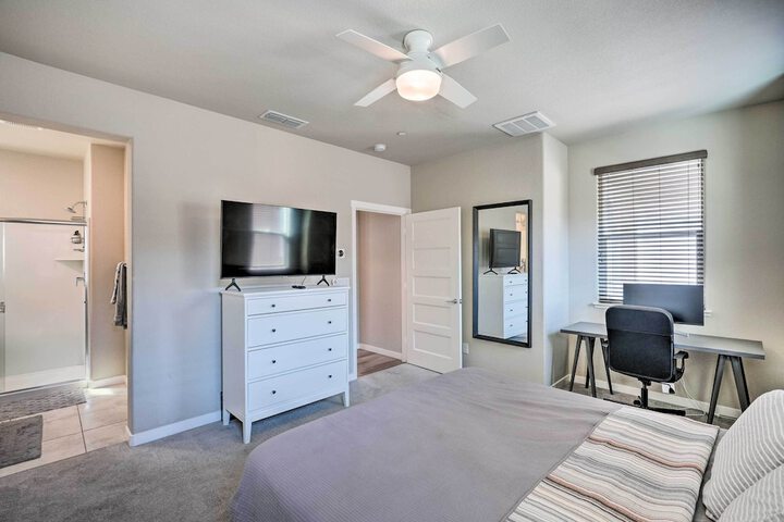 Pet-friendly Elk Grove Retreat w / Balcony!