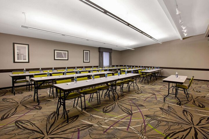 La Quinta Inn & Suites by Wyndham Detroit Metro Airport