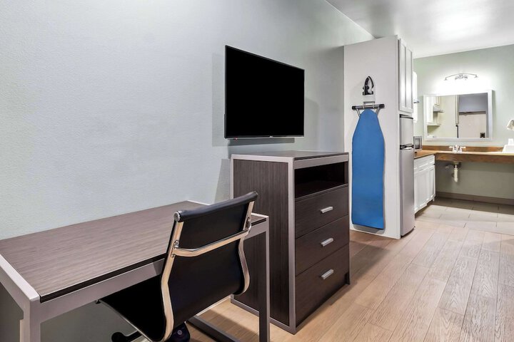 Econo Lodge Inn & Suites Channelview - Houston East