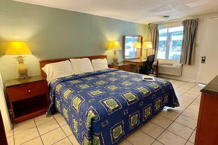 Geneva Hotel & Tiki Bar