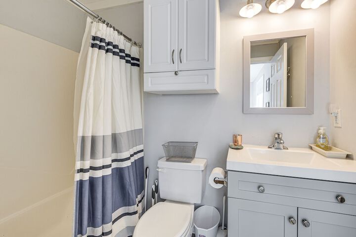 Ocean Isle Beach Condo w / Balcony: Steps to Shore!