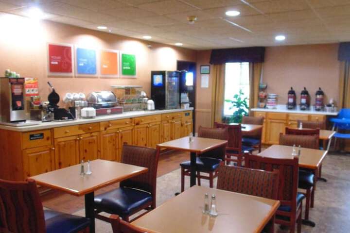 American Inn and Suites Houghton Lake