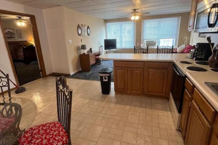 Spacious Apt near Guthrie Packer