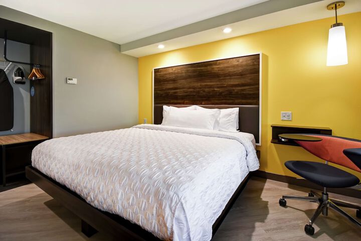 Room 11 of 32