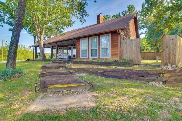 Dock Views & Grill: Spacious Grand Lake Lodge