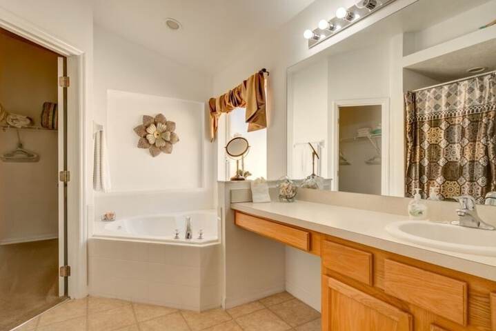 Private Pool in Gated Resort! 4 Bedroom Home by RedAwning