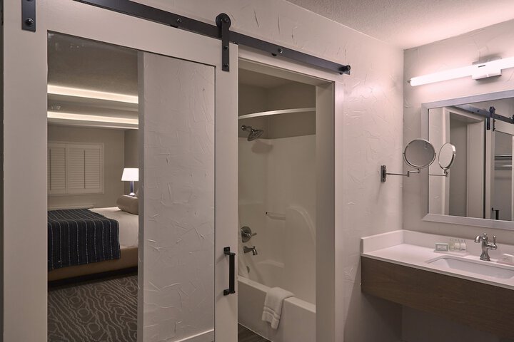 Fredericksburg Inn & Suites