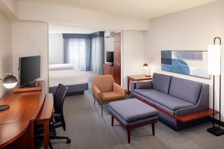 Courtyard by Marriott Charleston Downtown / Civic Center