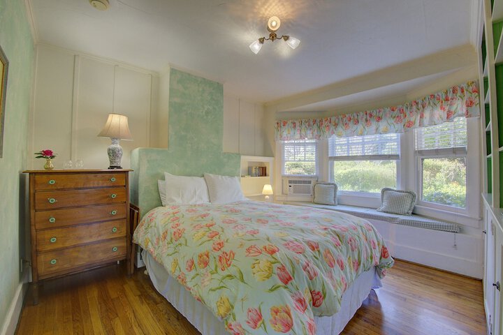 Room 33 of 156