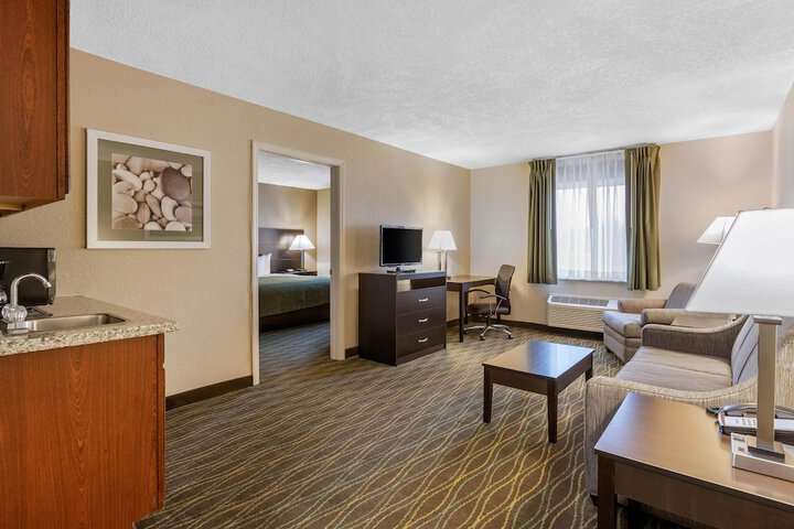 Quality Inn & Suites Des Moines - Merle Hay Road